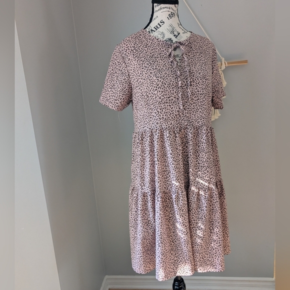 2/$20 Cute dress Pink Cheetah Tiered Shirt Sleeve Tie Front Medium - Picture 1 of 7